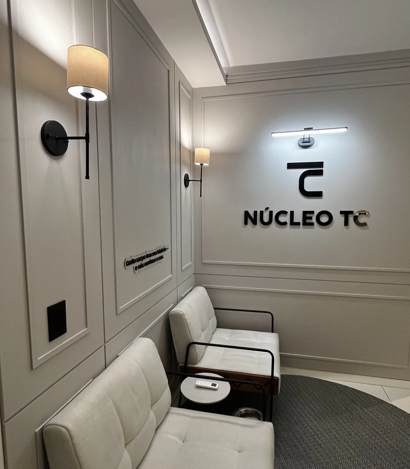 Recepção do Núcleo TC com área de espera e identidade visual da clínica