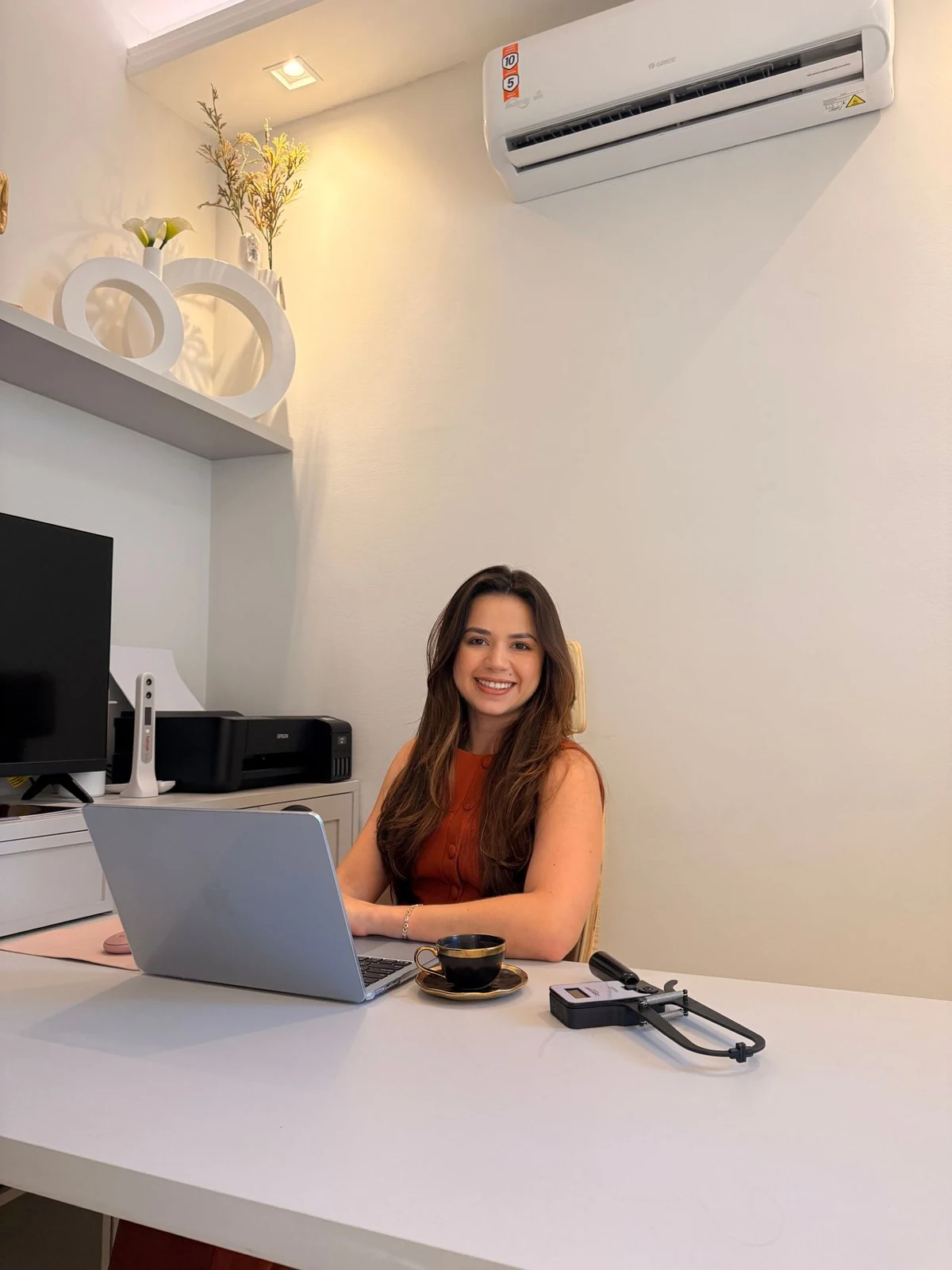 Nutricionista Luana Abreu em seu consultório